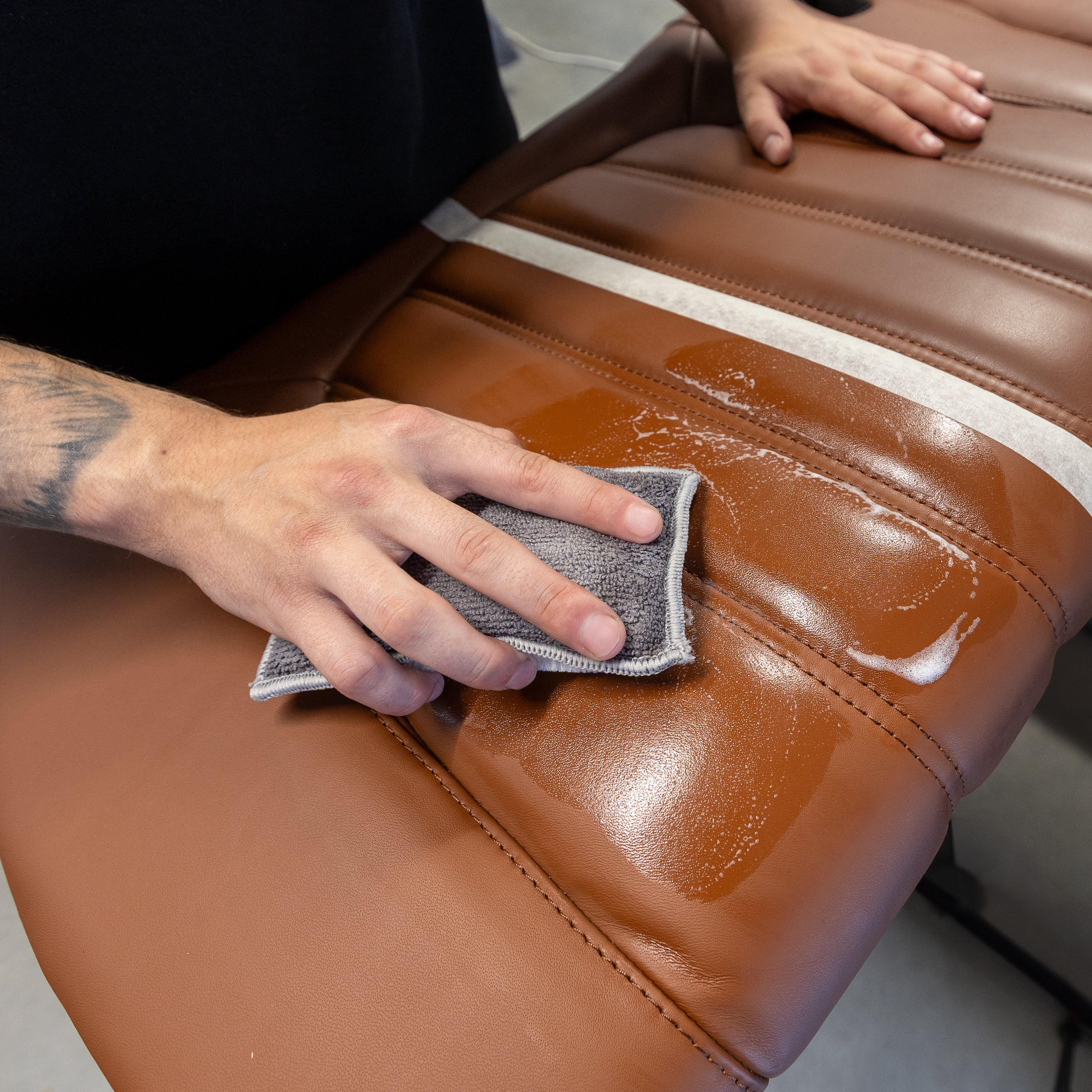 leder reiniger einmassieren auf oberfläche